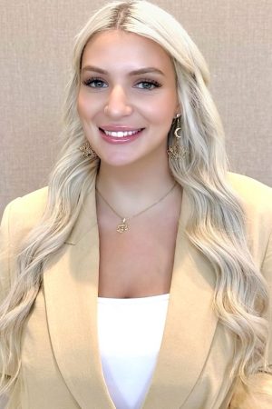 Elizabeth Sisto, therapist at Kind Mind Psychology, smiling in a professional headshot